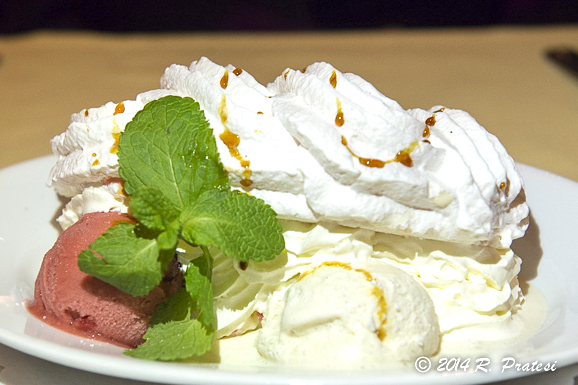 Meringue mit Glacé und Schlagrahm (Meringue with ice-cream and whipped cream)