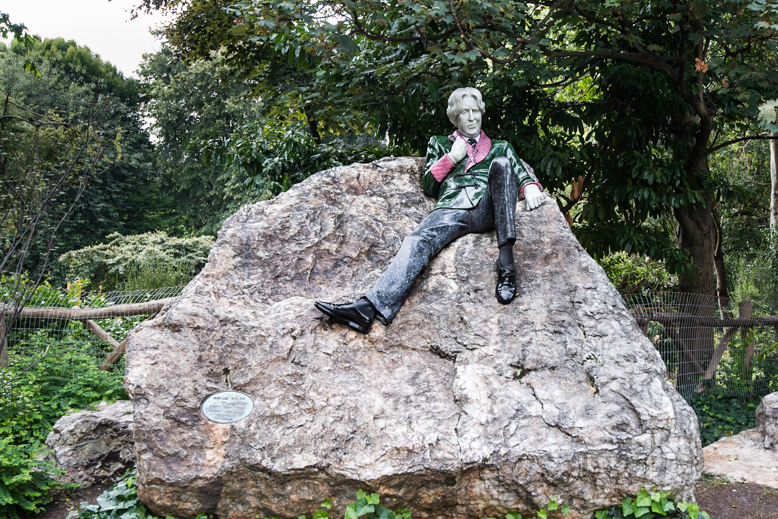 Oscar Wilde statue in Merrion Square